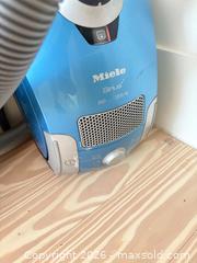MaxSold Auction: Miele Sirius Canister Vacuum Cleaner 1200W Blue - Okatie (South Carolina, USA) SELLER MANAGED Moving Online Auction - Bee Tree Drive