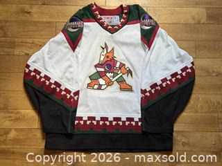 MaxSold Auction: CCM Phoenix/Arizona Coyotes Men's Medium Hockey Jersey - Ottawa (Ontario, Canada) PARTNER MANAGED Estate Sale Online Auction - Bongard Avenue (STORAGE)