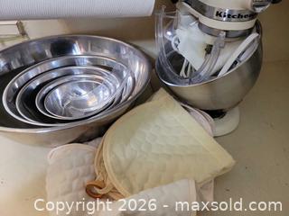 MaxSold Auction: KitchenAid Classic Stand Mixer, 4.5 qt, White/Stainless - High Bridge (New Jersey, USA) PARTNER MANAGED Estate Sale Online Auction -  West Main Street