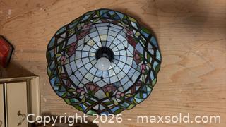 MaxSold Auction: Tiffany-Style Stained Glass Pendant Light, 14 in - Beckwith (Ontario, Canada) SELLER MANAGED Downsizing Online Auction -  6th Line Beckwith