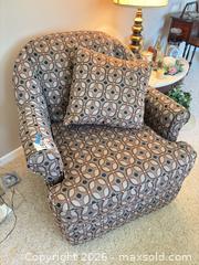 MaxSold Auction: Swivel Chair B - North Whitehall Township (Pennsylvania, USA) PARTNER MANAGED Downsizing Online Auction - Vista Drive