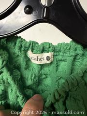 MaxSold Auction: Green T woman size S - Vancouver (British Columbia, Canada) PARTNER MANAGED Downsizing Online Auction - Venables Street