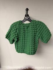 MaxSold Auction: Green T woman size S - Vancouver (British Columbia, Canada) PARTNER MANAGED Downsizing Online Auction - Venables Street