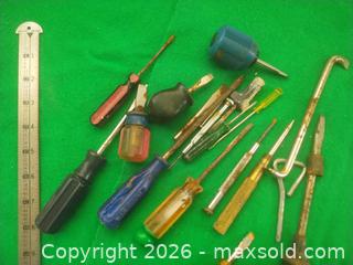 MaxSold Auction: Assorted Screwdrivers, Pry Tool & Punches/Awls Set (6–10 pcs) - San Mateo (California, USA) SELLER MANAGED Moving Online Auction - Seville Way