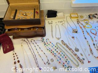 MaxSold Auction: Mixed Costume Jewelry Lot with Jewelry Box, 51–100 Pieces - Hollister (California, USA) SELLER MANAGED Estate Sale Online Auction - Lily Court