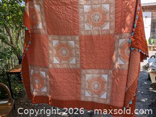 MaxSold Auction: NEWISH QUILT WITH SAWTOOTH EDGES - Loyalist (Ontario, Canada) SELLER MANAGED Downsizing Online Auction - Main Street Bath