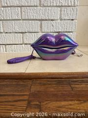 MaxSold Auction: Purple Lips Phone - Iridescent Retro Novelty Handset Telephone (USB/Wired) - Toronto (Ontario, Canada) SELLER MANAGED Downsizing Online Auction -  Lonsdale Road (CONDO)