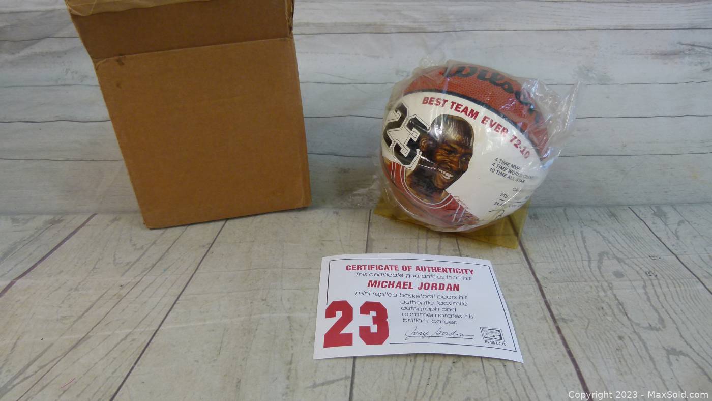 Michael jordan cheap mini basketball