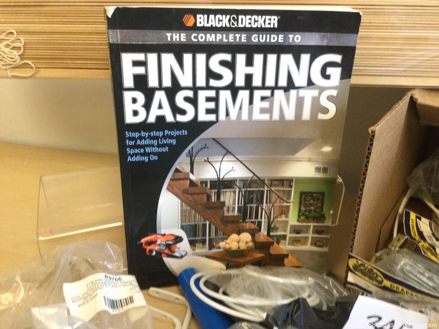 Black & Decker The Complete Guide to Finishing Basements: Step-by-step  Projects for Adding Living Space without Adding On (Black & Decker Complete