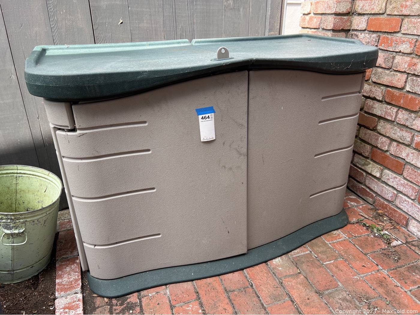 https://d12srav5gxm0re.cloudfront.net/auctionimages/85068/1689885817/wrubbermaid_outdoor_storage_bin-464-1.jpeg