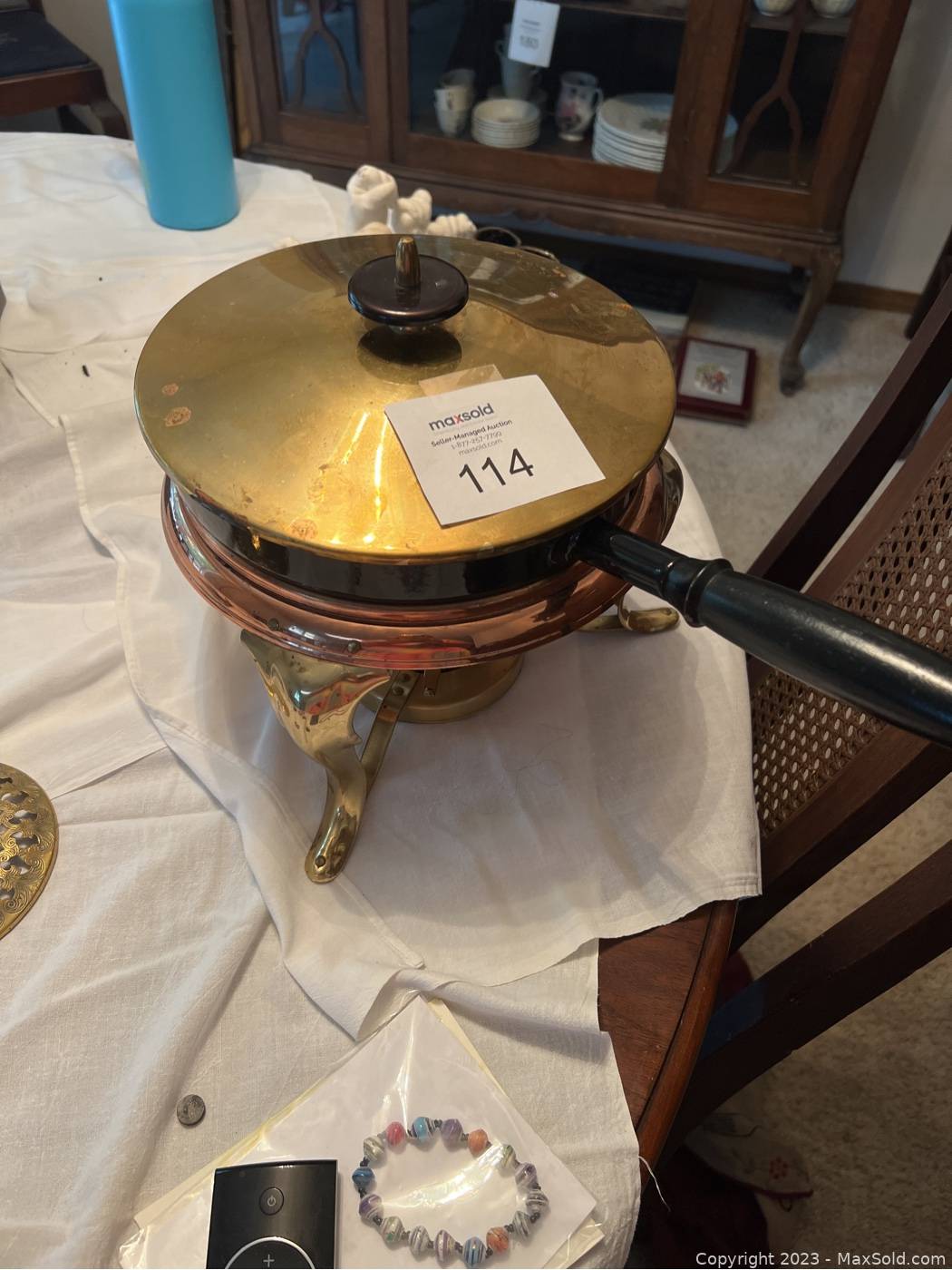 https://d12srav5gxm0re.cloudfront.net/auctionimages/85918/1692994224/wvintage_fondue_pot-114-1.jpeg