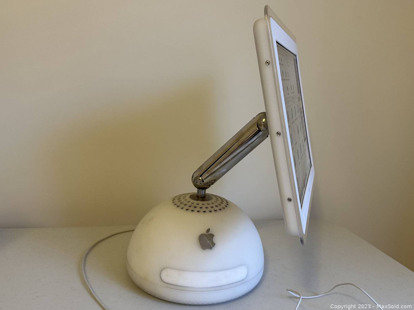 Apple iMac G4 All-in-One Computer with 15-inch Swivel Monitor