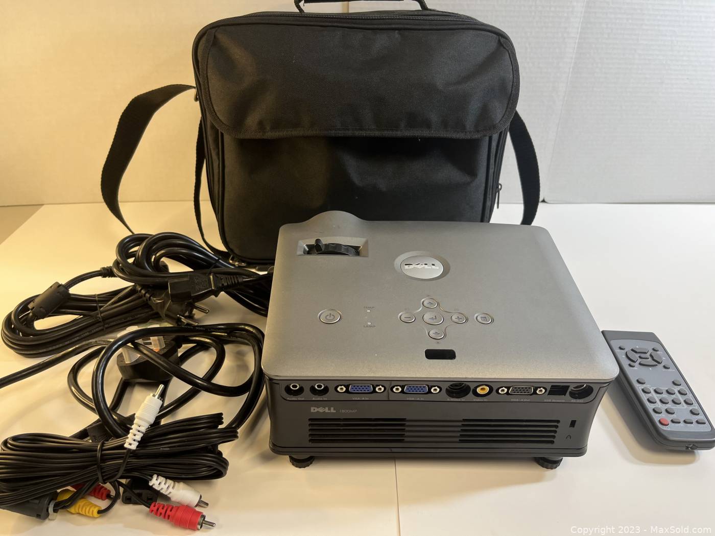 Dell 1800MP DLP Texas Instruments Projector with Remote and Carry