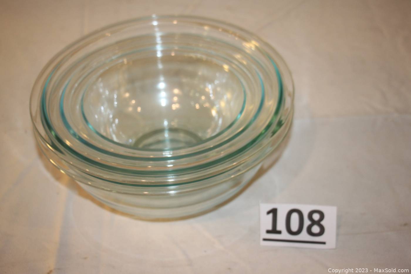 Lot Pyrex & Clear Glass Bowls Auction