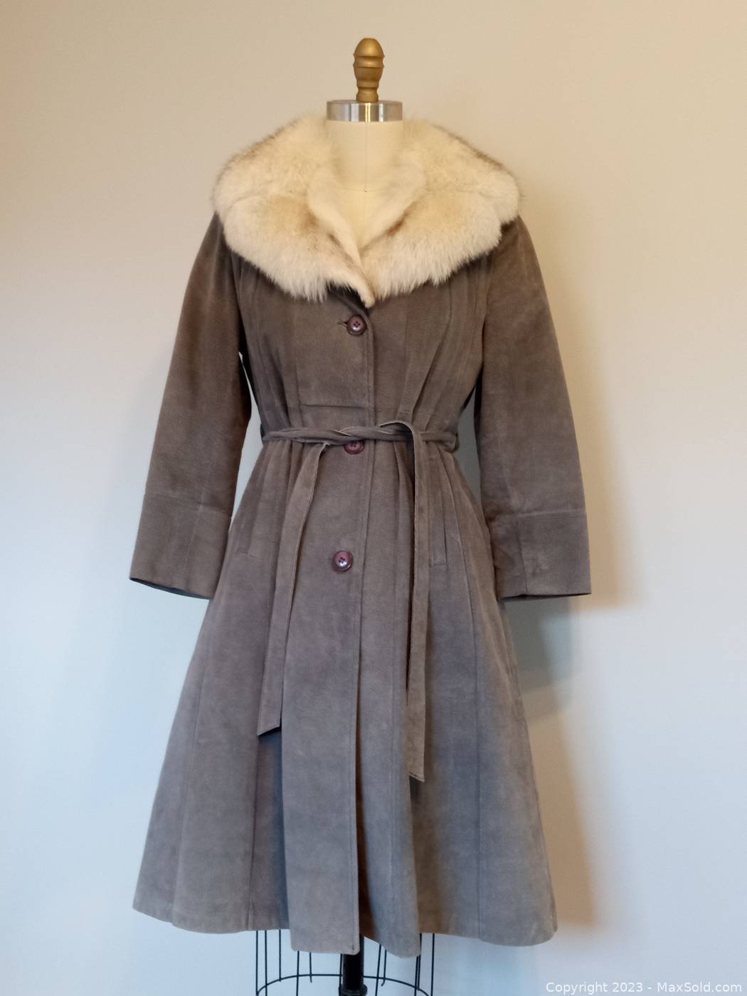 Luxurious Coat | MaxSold