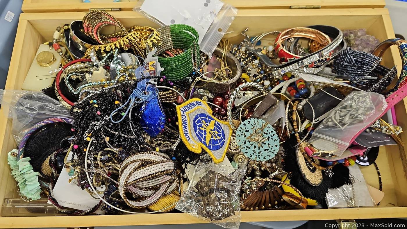 Costume jewelry deals toronto