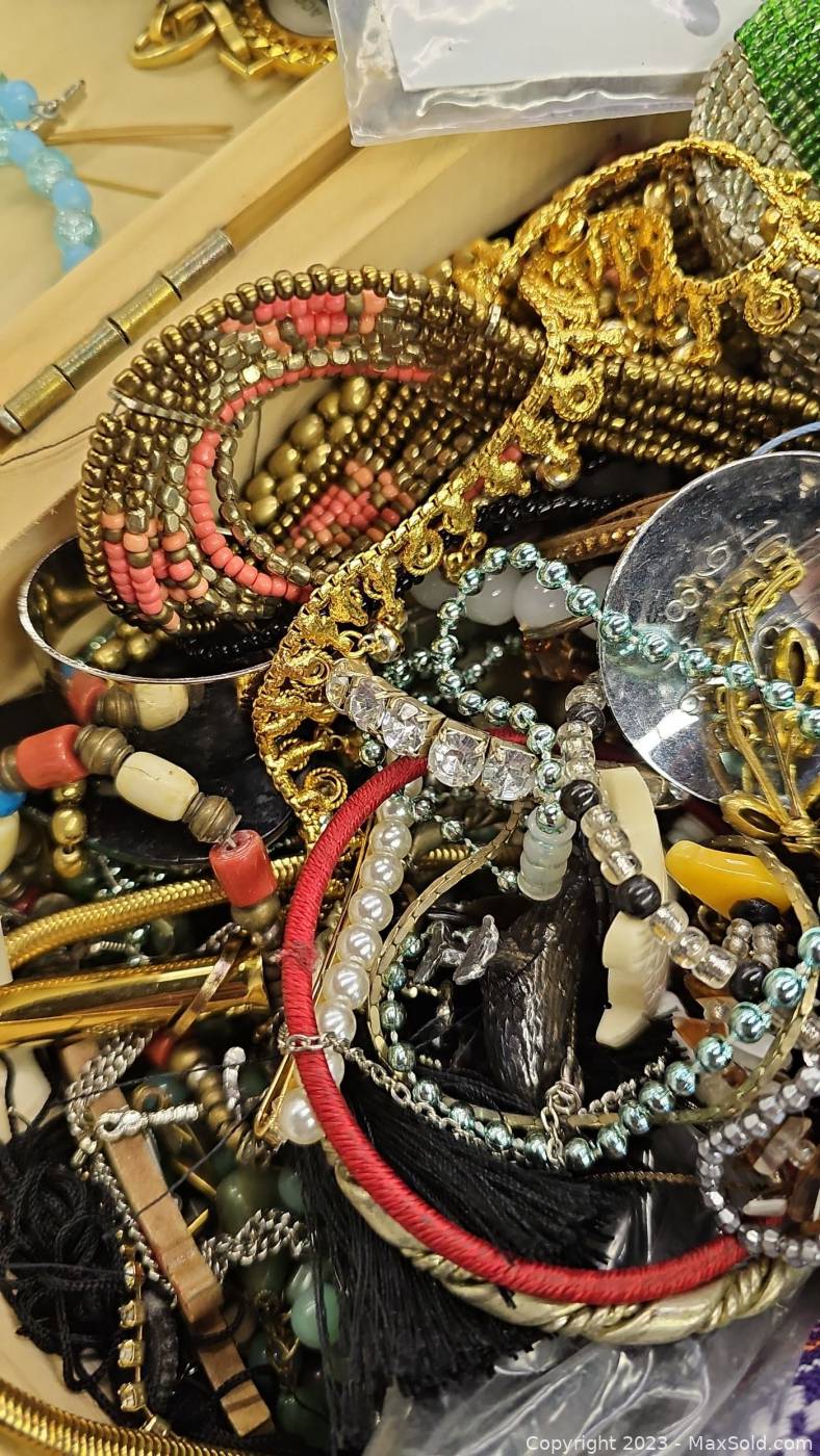 Costume jewelry deals toronto