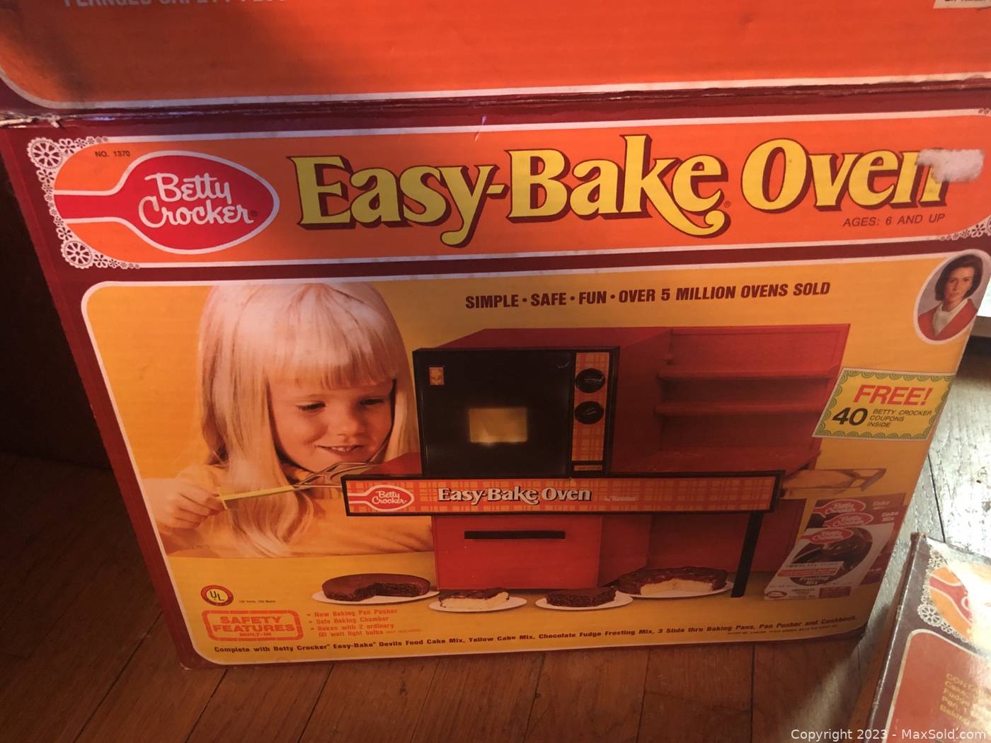 Lot - Vintage Easy-Bake Oven