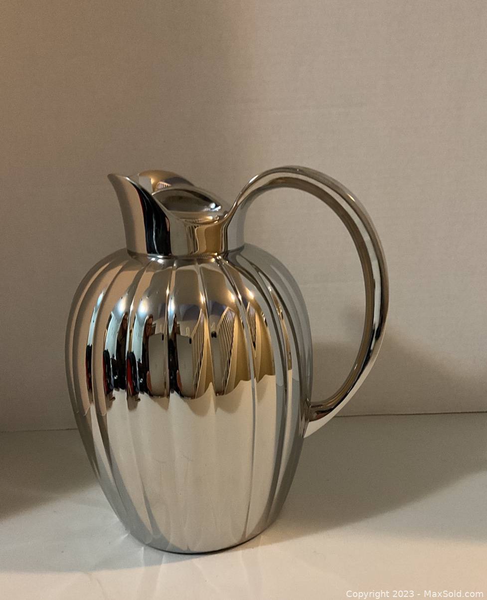 https://d12srav5gxm0re.cloudfront.net/auctionimages/88297/1703798976/wgeorg_jensen_thermo_jug_nib-362-2.jpeg