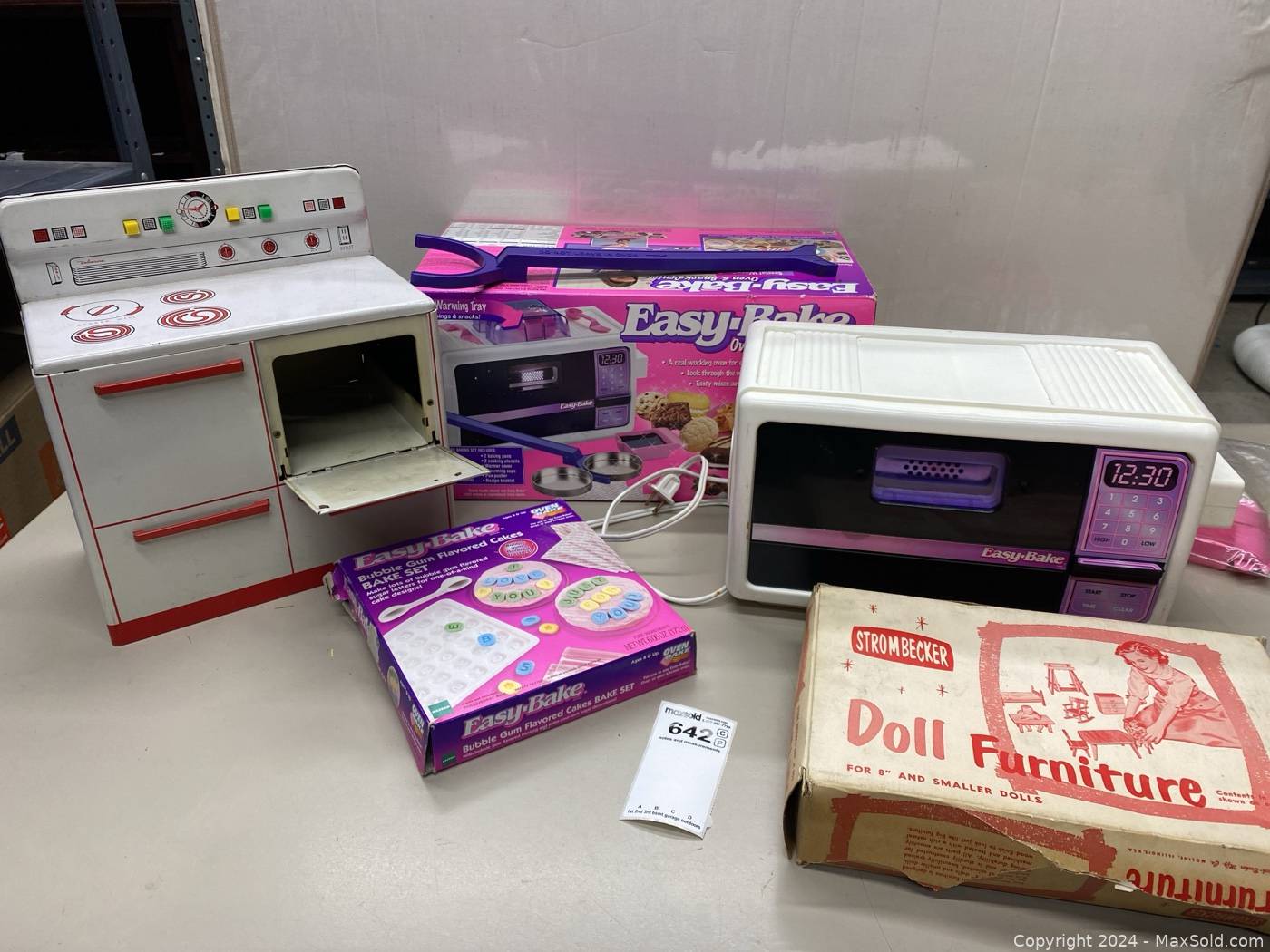 Lot - Vintage Easy-Bake Oven