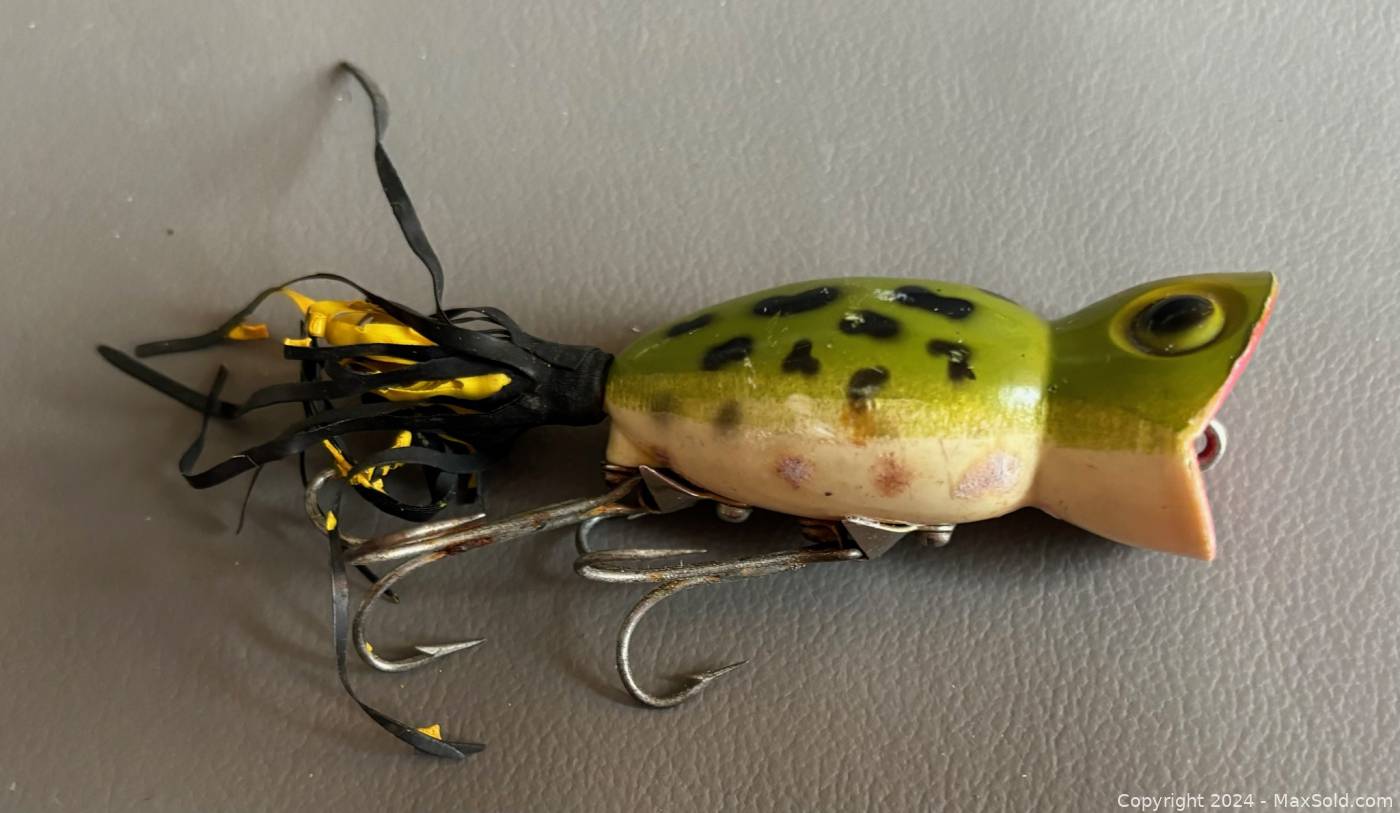 https://d12srav5gxm0re.cloudfront.net/auctionimages/88872/1710174367/wlot_of_4_x_vintage_hula_popper_green_frog_fishing_lures-205-2.jpg