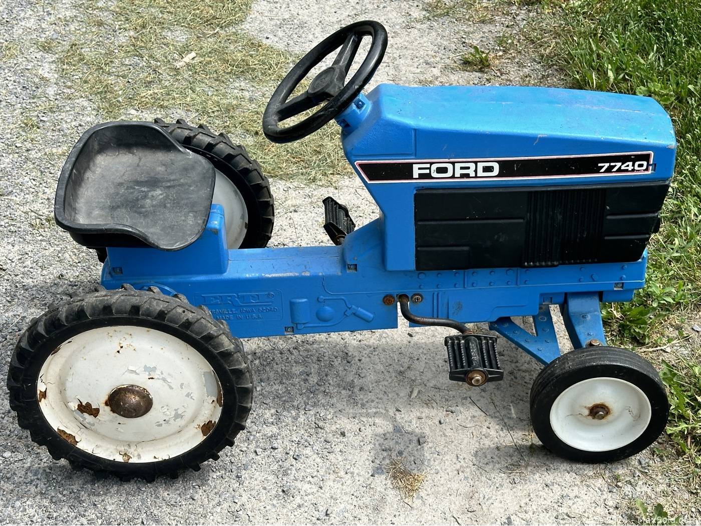 Vintage heavy ERTL Ford 7740 pedal tractor | Maxsold