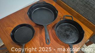 MaxSold Auction: Set of 3 Mixed Size 8/10/12 inch Cast Iron Skillets and Frying Pans - Kingston (Ontario, Canada) SELLER MANAGED Downsizing Online Auction - Canniff Place
