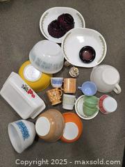 MaxSold Auction: DECOR / Craft use ONLY As is vintage pyrex and fire-king - Toronto (Ontario, Canada) SELLER MANAGED Downsizing Online Auction - Carlingview Drive