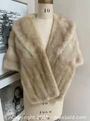 MaxSold Auction: Luxurious Blond Mink Wrap - Toronto (Ontario, Canada) SELLER MANAGED Downsizing Online Auction - Lamb Avenue