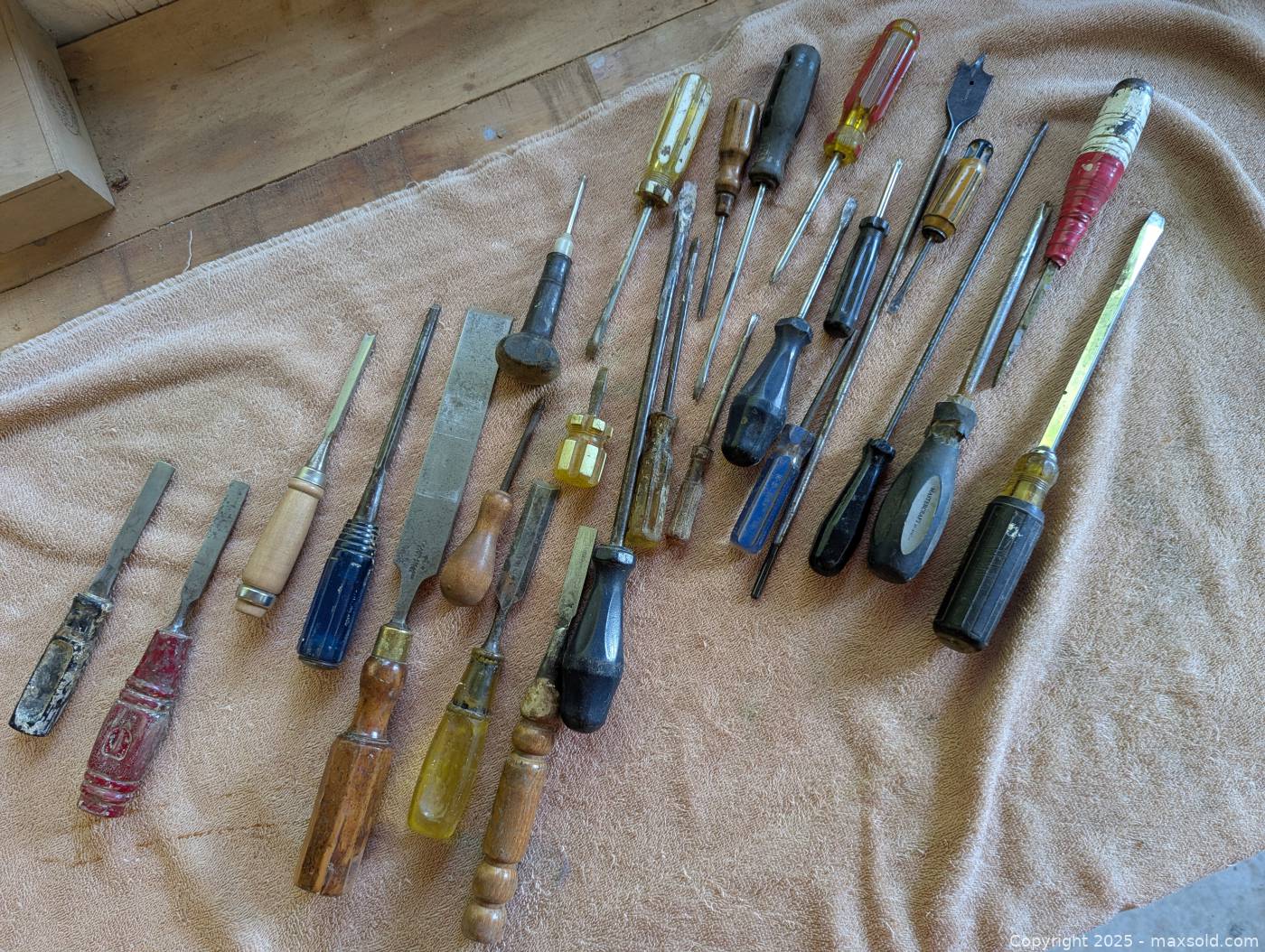 Assorted screwdrivers and chisels | Inverary (Ontario, Canada) SELLER ...