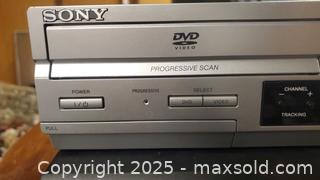 MaxSold Auction: Lot: DVD/VHS Combo &#38; DVD Player — Sony &#38; Hitachi (2 pcs) B - Ottawa (Ontario, Canada) PARTNER MANAGED Downsizing Online Auction - Garfield Avenue