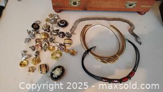 MaxSold Auction: Lot of Vintage Costume Jewelry — Rings, Earrings, Brooches, Necklaces A - Ottawa (Ontario, Canada) PARTNER MANAGED Downsizing Online Auction - Garfield Avenue