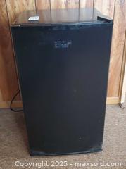 MaxSold Auction: Master Chef 043-1502-8 Compact Freestanding Mini Refrigerator C - Ottawa (Ontario, Canada) PARTNER MANAGED Downsizing Online Auction - Garfield Avenue