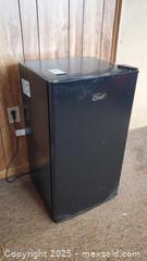 MaxSold Auction: Master Chef 043-1502-8 Compact Freestanding Mini Refrigerator C - Ottawa (Ontario, Canada) PARTNER MANAGED Downsizing Online Auction - Garfield Avenue