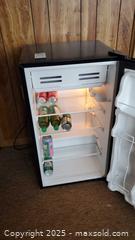 MaxSold Auction: Master Chef 043-1502-8 Compact Freestanding Mini Refrigerator C - Ottawa (Ontario, Canada) PARTNER MANAGED Downsizing Online Auction - Garfield Avenue